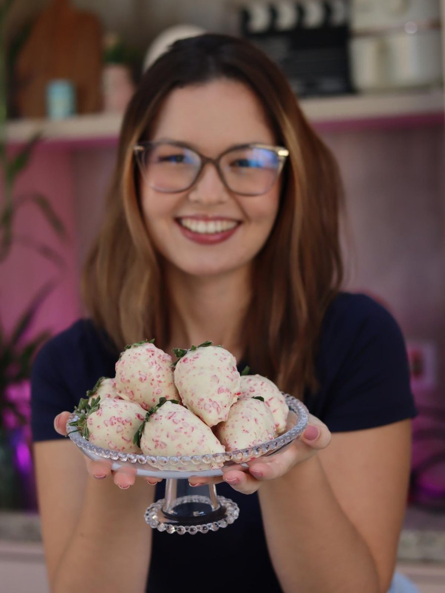 Laíse com os morangos cravejados