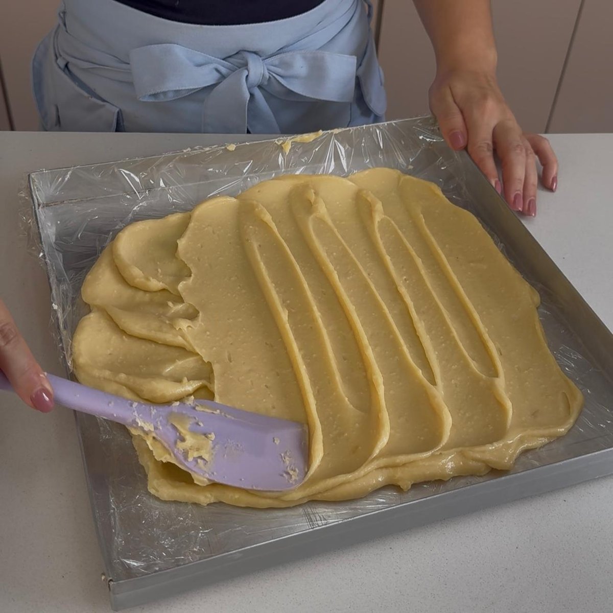 Brigadeiro espalhado em camada fina na forma forrada com filme