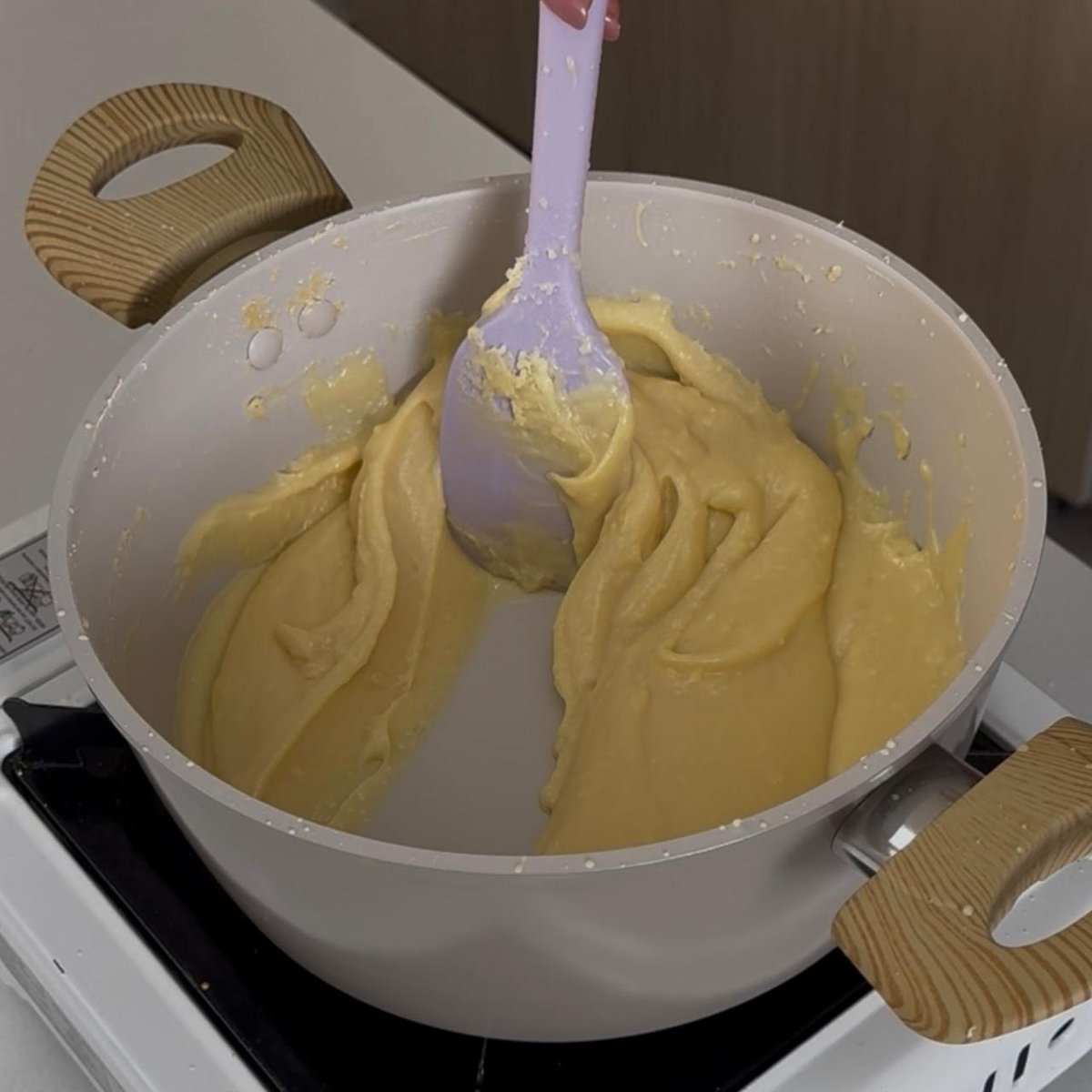 Massa do brigadeiro caindo da espátula em placa única