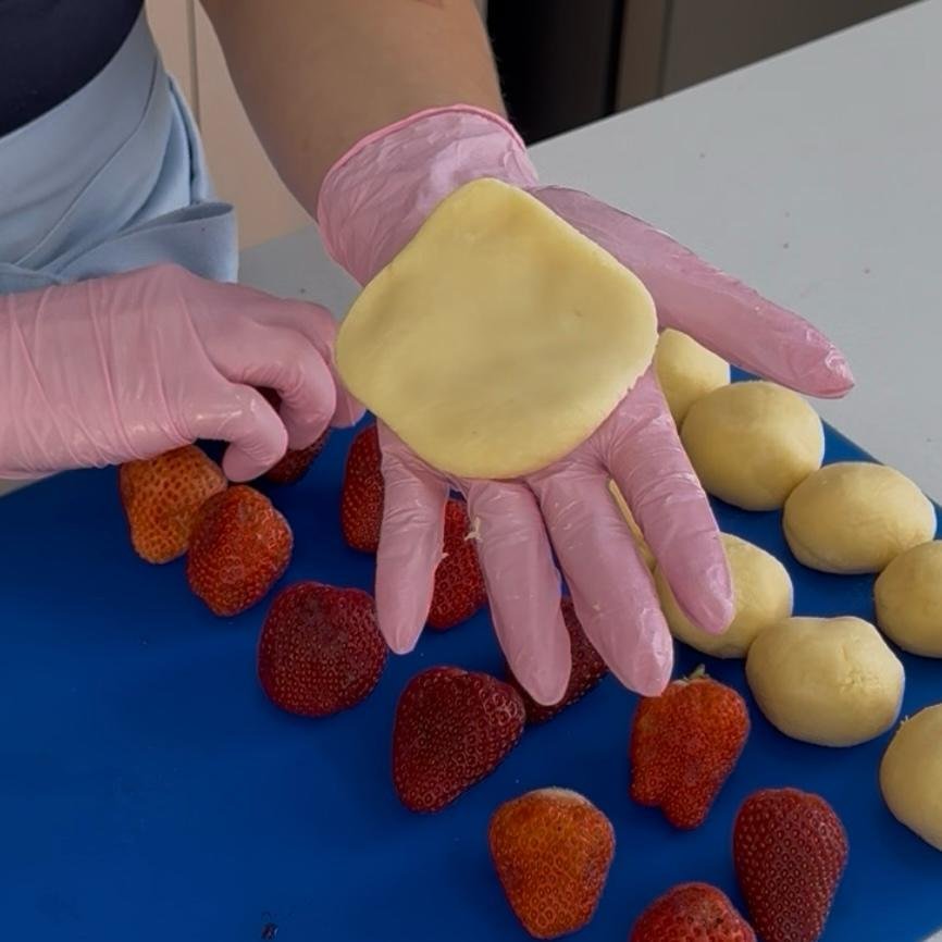 Disco de brigadeiro aberto na palma da mão enluvada
