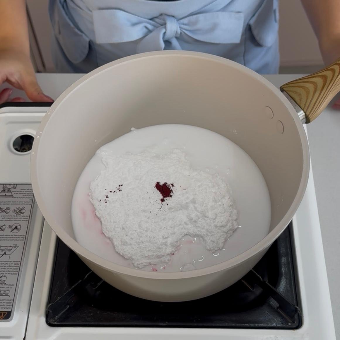Isomalte, água e corante na panela antes de aquecer