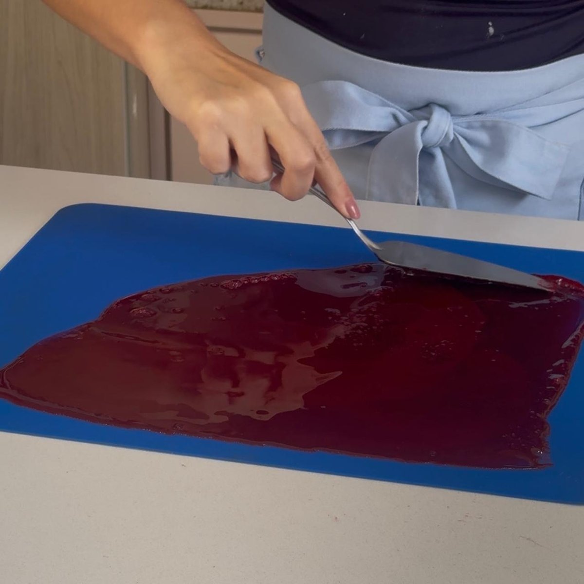 Calda espalhada fina no tapete de silicone