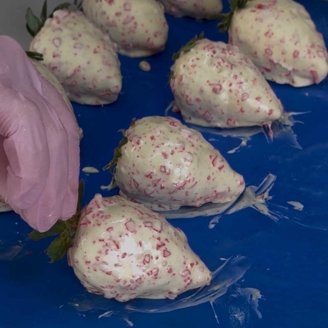 Coxinhas banhadas cristalizando no tapete